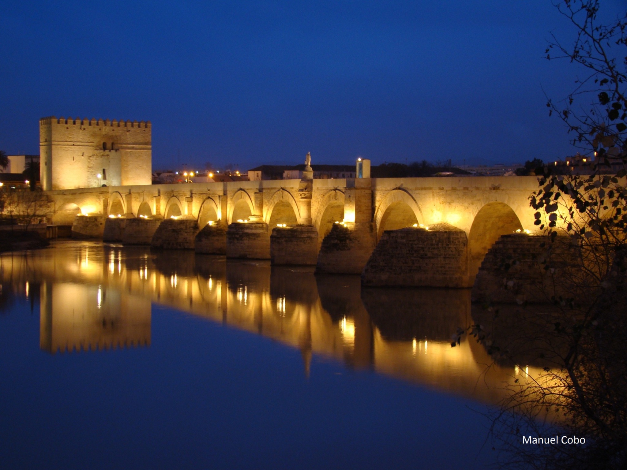 Puente Romano y Torre de la Calahorra de Córdoba iluminados de noche
